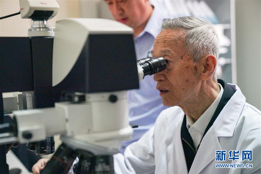 （新華全媒頭條&middot;時(shí)代先鋒&middot;圖文互動(dòng)）（3）傳奇的英雄 無悔的忠誠&mdash;&mdash;記刑偵痕跡檢驗(yàn)專家崔道植