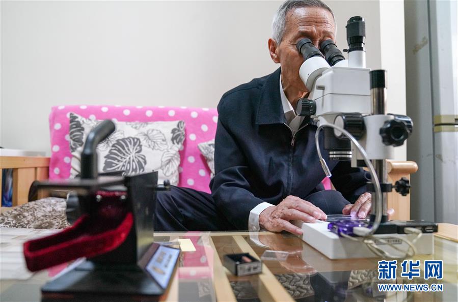 （新華全媒頭條&middot;時(shí)代先鋒&middot;圖文互動(dòng)）（6）傳奇的英雄 無悔的忠誠&mdash;&mdash;記刑偵痕跡檢驗(yàn)專家崔道植