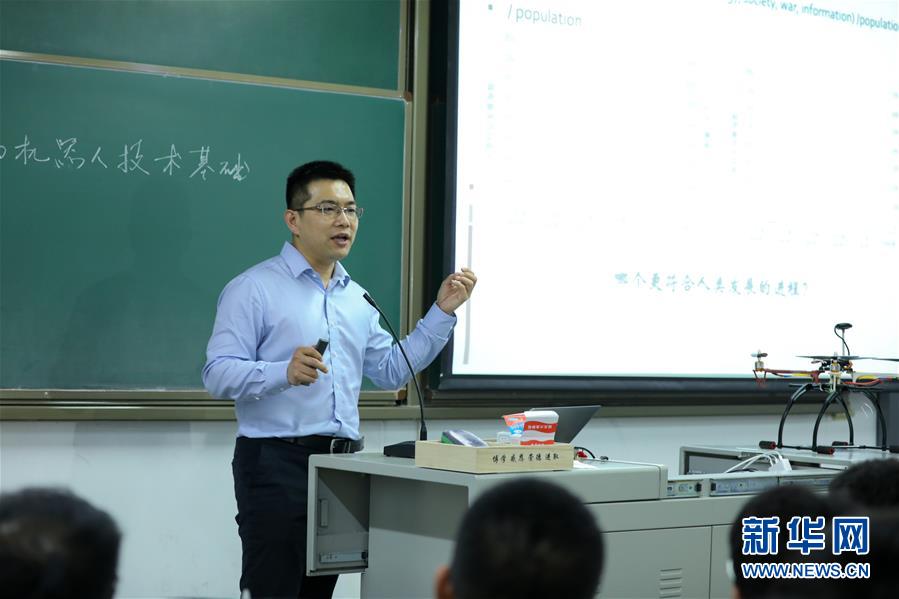 （圖文互動）（1）心懷藍(lán)天　逐夢云霄&mdash;&mdash;記天津大學(xué)教授、一飛智控創(chuàng)始人齊俊桐