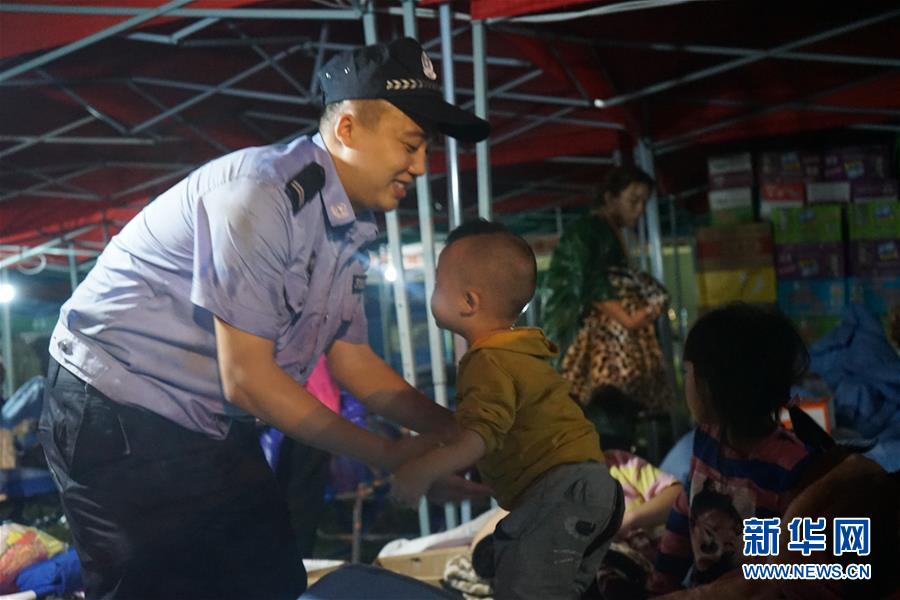 (長寧地震·圖文互動)(2)夜訪雙河中學安置點