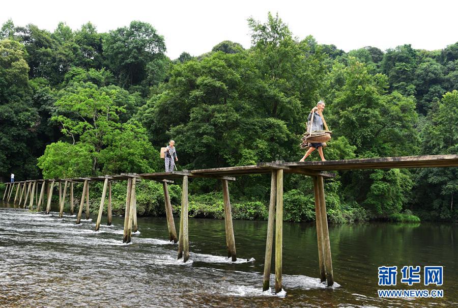 （壯麗70年&middot;奮斗新時(shí)代&mdash;&mdash;記者再走長(zhǎng)征路&middot;圖文互動(dòng)）（1）啊，紅軍橋！