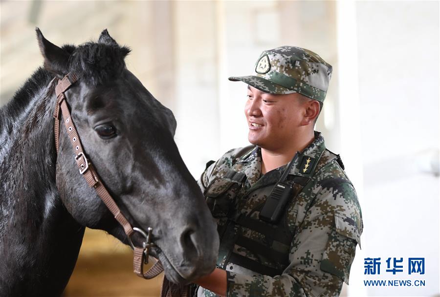 (新華全媒頭條·愛國(guó)情 奮斗者·圖文互動(dòng))(4)初心不改 紅心向黨——西部戰(zhàn)區(qū)陸軍某旅玉樹獨(dú)立騎兵連連長(zhǎng)尼都塔生一家四代跟黨走紀(jì)實(shí)