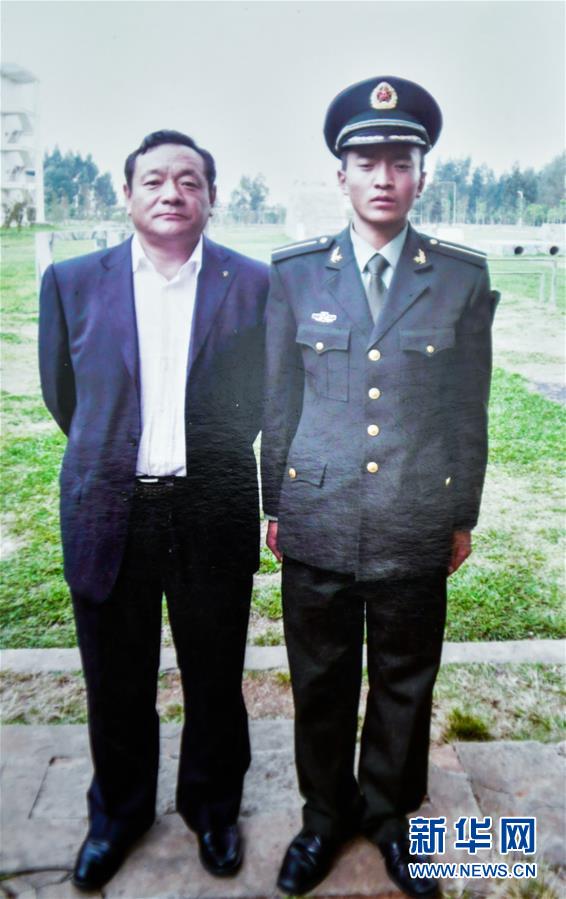 (新華全媒頭條·愛國(guó)情 奮斗者·圖文互動(dòng))(7)初心不改 紅心向黨——西部戰(zhàn)區(qū)陸軍某旅玉樹獨(dú)立騎兵連連長(zhǎng)尼都塔生一家四代跟黨走紀(jì)實(shí)