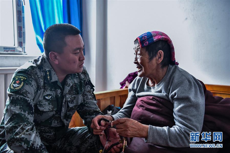 (新華全媒頭條·愛國(guó)情 奮斗者·圖文互動(dòng))(8)初心不改 紅心向黨——西部戰(zhàn)區(qū)陸軍某旅玉樹獨(dú)立騎兵連連長(zhǎng)尼都塔生一家四代跟黨走紀(jì)實(shí)