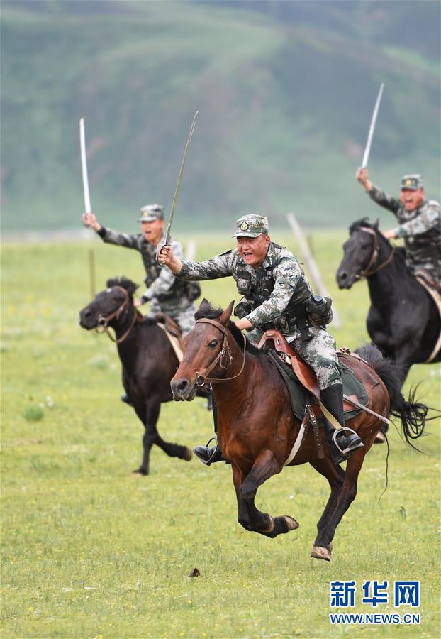 (新華全媒頭條·愛國情 奮斗者·圖文互動)(2)初心不改 紅心向黨——西部戰(zhàn)區(qū)陸軍某旅玉樹獨(dú)立騎兵連連長尼都塔生一家四代跟黨走紀(jì)實(shí)