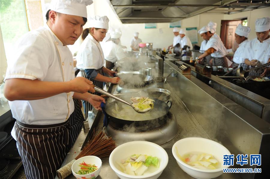 （壯麗70年&middot;奮斗新時(shí)代&mdash;&mdash;共和國發(fā)展成就巡禮&middot;圖文互動(dòng)）（5）多彩貴州闖新路