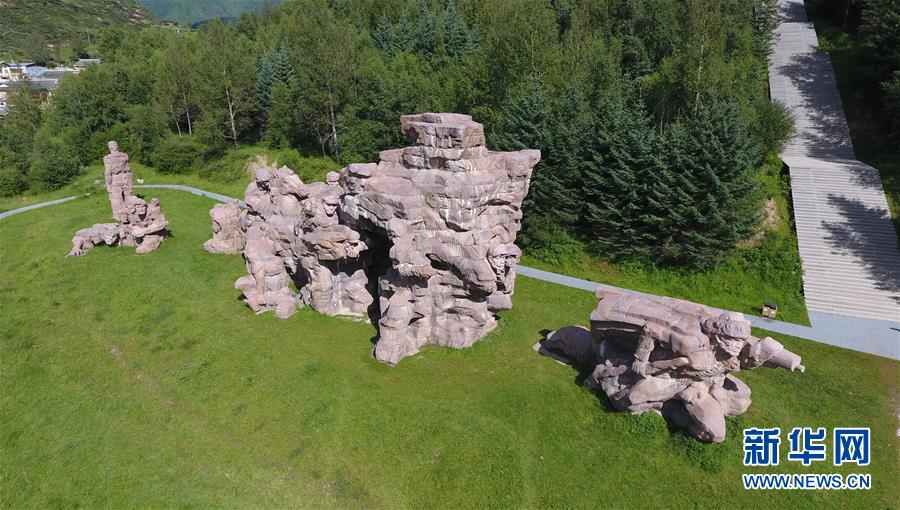 (壯麗70年·奮斗新時代——記者再走長征路·圖文互動)(2)記者手記:紀(jì)念碑下的隨想