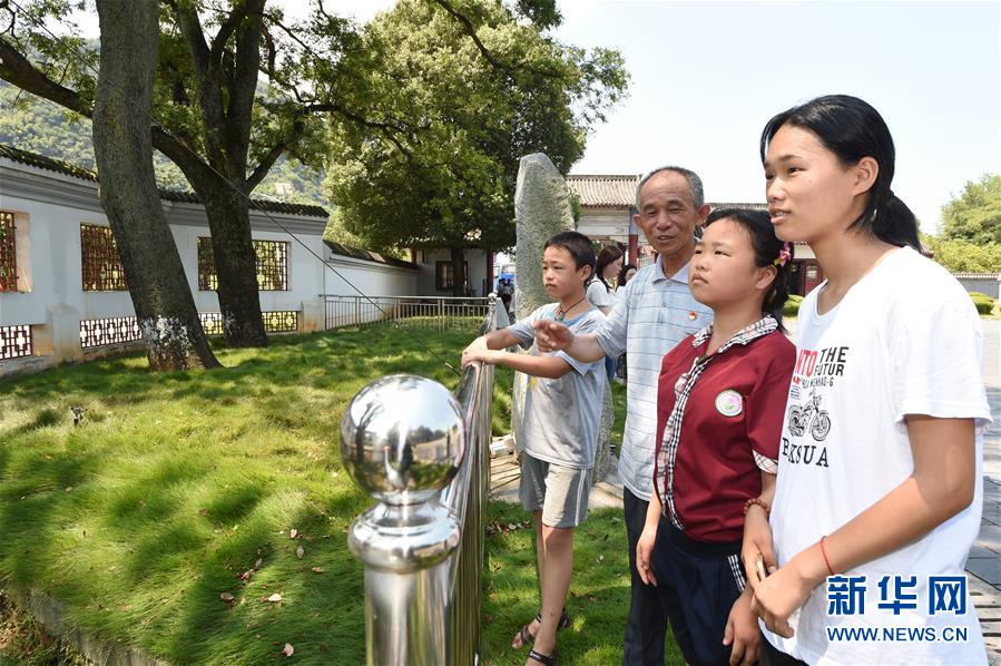 （壯麗70年&middot;奮斗新時代&mdash;&mdash;記者再走長征路&middot;圖文互動）（3）&ldquo;紅軍樹&rdquo;下憶初心、守初心