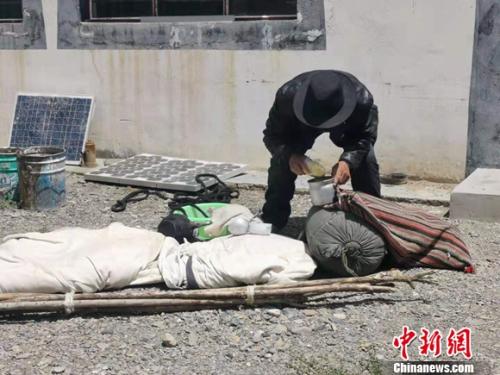 圖為黨確桑布展示以前巡邊時(shí)要帶的東西。 謝藝觀 攝