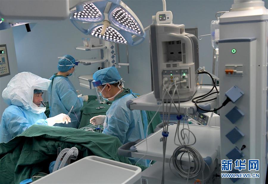 （中國網事&middot;感動2019&middot;圖文互動）（2）為艾滋病患者主刀的醫(yī)生馮秀嶺：每個生命都值得尊重