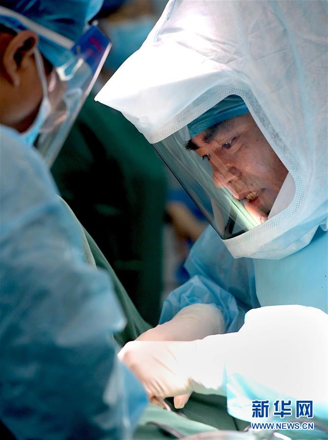 （中國網事&middot;感動2019&middot;圖文互動）（3）為艾滋病患者主刀的醫(yī)生馮秀嶺：每個生命都值得尊重