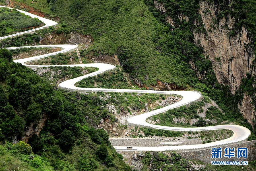 （在習(xí)近平新時(shí)代中國(guó)特色社會(huì)主義思想指引下&mdash;&mdash;新時(shí)代新作為新篇章&middot;總書記關(guān)心的百姓身邊事&middot;圖文互動(dòng)）（2）&ldquo;四好農(nóng)村路&rdquo;：通向幸福，通向遠(yuǎn)方