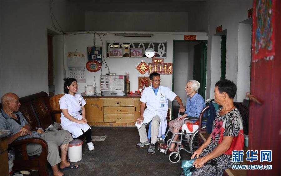 (新華全媒頭條·圖文互動)(7)伶仃洋邊“守門”人——記堅(jiān)守海島32年的黨員醫(yī)生王桂湘