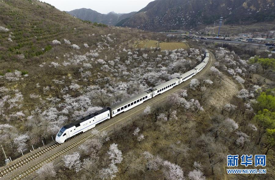 （壯麗70年&middot;奮斗新時(shí)代&mdash;&mdash;共和國發(fā)展成就巡禮）（12）人暢其行、貨暢其流&mdash;&mdash;共和國交通運(yùn)輸業(yè)發(fā)展成就巡禮