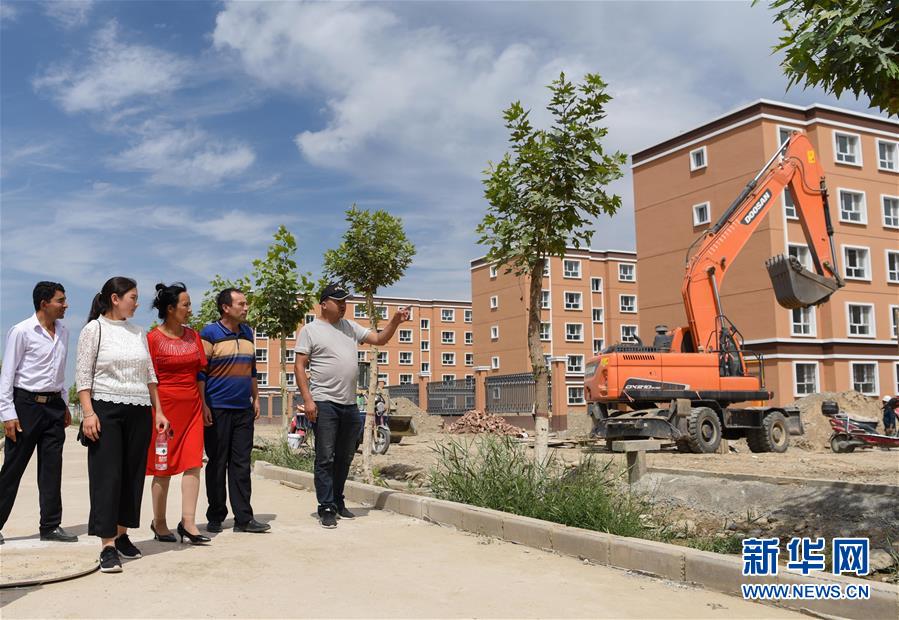 (決戰(zhàn)決勝脫貧攻堅(jiān)·圖文互動(dòng))(1)拋在舊鄉(xiāng)的“火墻”——新疆易地扶貧搬遷安置點(diǎn)見(jiàn)聞