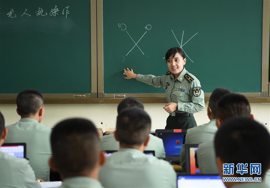 （圖文互動(dòng)）（2）歷史的見證&mdash;&mdash;陸軍邊海防學(xué)院維吾爾族女講師其曼古力一家三代守疆固邊記事