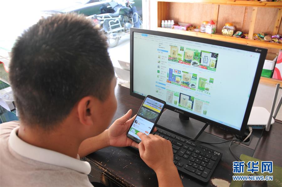 (在習(xí)近平新時(shí)代中國(guó)特色社會(huì)主義思想指引下——新時(shí)代新作為新篇章·總書(shū)記關(guān)心的百姓身邊事·圖文互動(dòng))(1)手機(jī)成為“新農(nóng)具” 莊戶(hù)人變“新店家”——農(nóng)村電商助力農(nóng)民豐收
