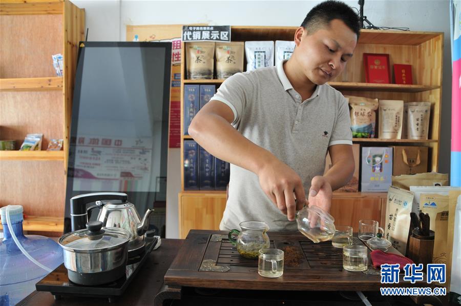 (在習(xí)近平新時(shí)代中國(guó)特色社會(huì)主義思想指引下——新時(shí)代新作為新篇章·總書(shū)記關(guān)心的百姓身邊事·圖文互動(dòng))(2)手機(jī)成為“新農(nóng)具” 莊戶(hù)人變“新店家”——農(nóng)村電商助力農(nóng)民豐收