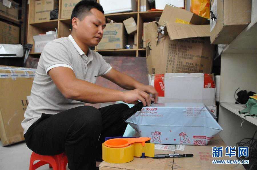 (在習(xí)近平新時(shí)代中國(guó)特色社會(huì)主義思想指引下——新時(shí)代新作為新篇章·總書(shū)記關(guān)心的百姓身邊事·圖文互動(dòng))(3)手機(jī)成為“新農(nóng)具” 莊戶(hù)人變“新店家”——農(nóng)村電商助力農(nóng)民豐收