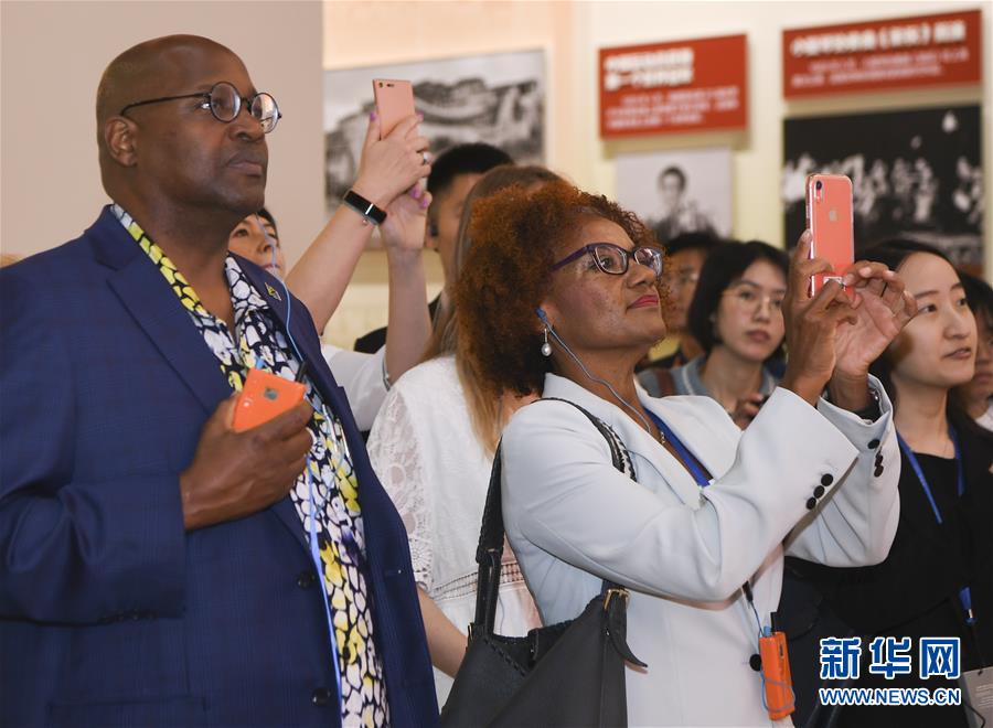 (圖文互動(dòng))(3)讓友誼輝映未來——記“友誼勛章”獲得者及代表參觀慶祝中華人民共和國成立70周年大型成就展