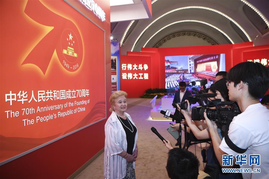 (圖文互動(dòng))(2)讓友誼輝映未來——記“友誼勛章”獲得者及代表參觀慶祝中華人民共和國成立70周年大型成就展