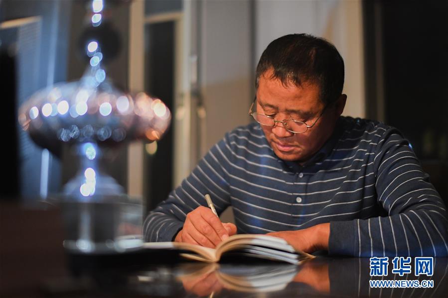 （在習(xí)近平新時(shí)代中國(guó)特色社會(huì)主義思想指引下&mdash;&mdash;新時(shí)代新作為新篇章&middot;總書(shū)記關(guān)心的百姓身邊事&middot;圖文互動(dòng)）（5）一本&ldquo;村官&rdquo;日記里的扶貧路&mdash;&mdash;小故事里的大情懷之四