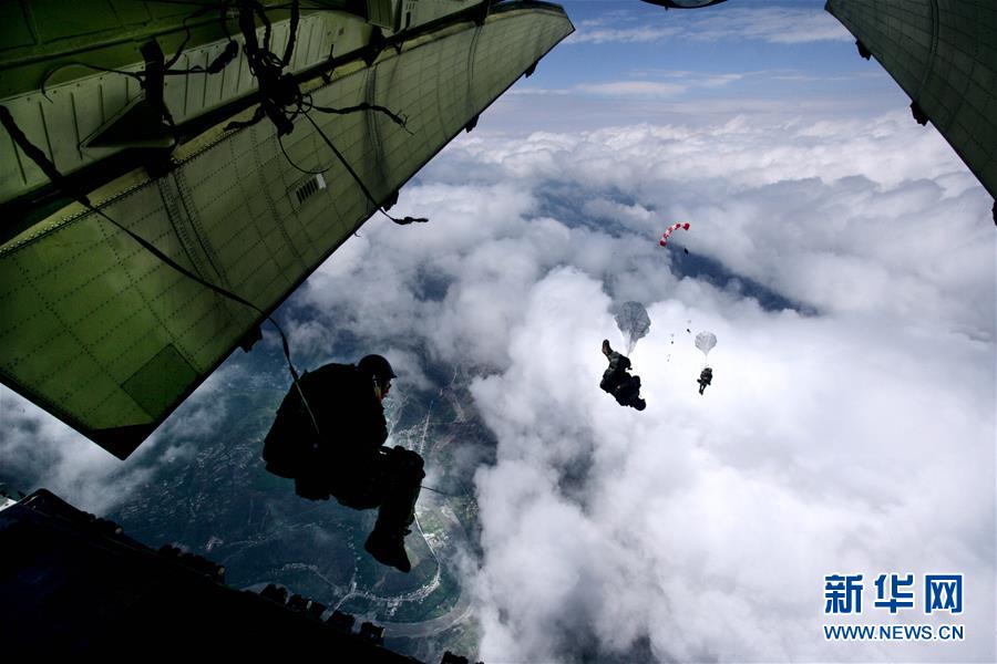 （新華全媒頭條&middot;人民空軍70年&middot;圖文互動）（12）陽光照耀奮飛的航程&mdash;&mdash;黨中央、中央軍委和習(xí)主席關(guān)心人民空軍建設(shè)發(fā)展紀(jì)實