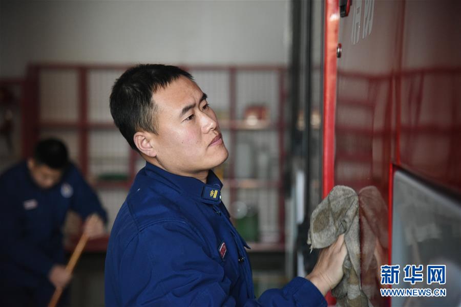 （走基層 聽(tīng)民聲&middot;圖文互動(dòng)）（3）皚皚白雪中的一抹&ldquo;火焰藍(lán)&rdquo;&mdash;&mdash;走近中國(guó)最北消防員