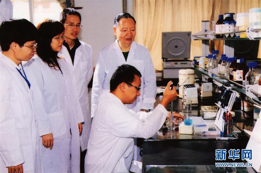 (新華全媒頭條·時(shí)代先鋒·圖文互動(dòng))(5)盧永根院士:赤誠(chéng)抒寫(xiě)“我和我的祖國(guó)”