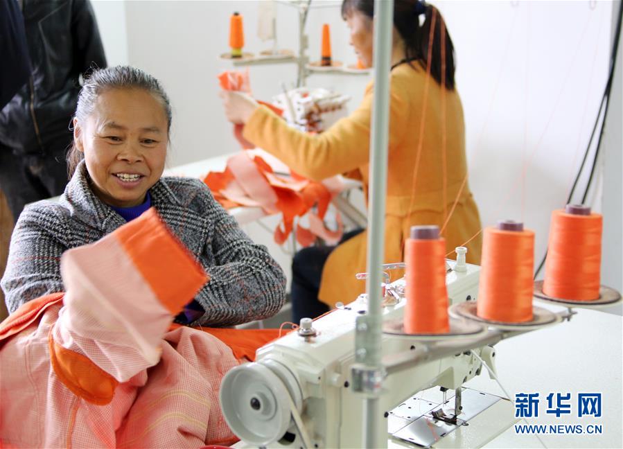 (四中全會(huì)精神在基層·圖文互動(dòng))(1)特寫:麻將桌“失業(yè)”記