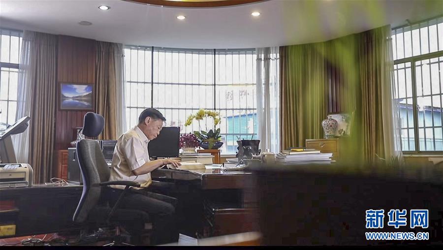 （新華全媒頭條&middot;時(shí)代先鋒&middot;圖文互動）（6）&ldquo;要把論文寫在大地上&rdquo;&mdash;&mdash;記&ldquo;農(nóng)民院士&rdquo;朱有勇