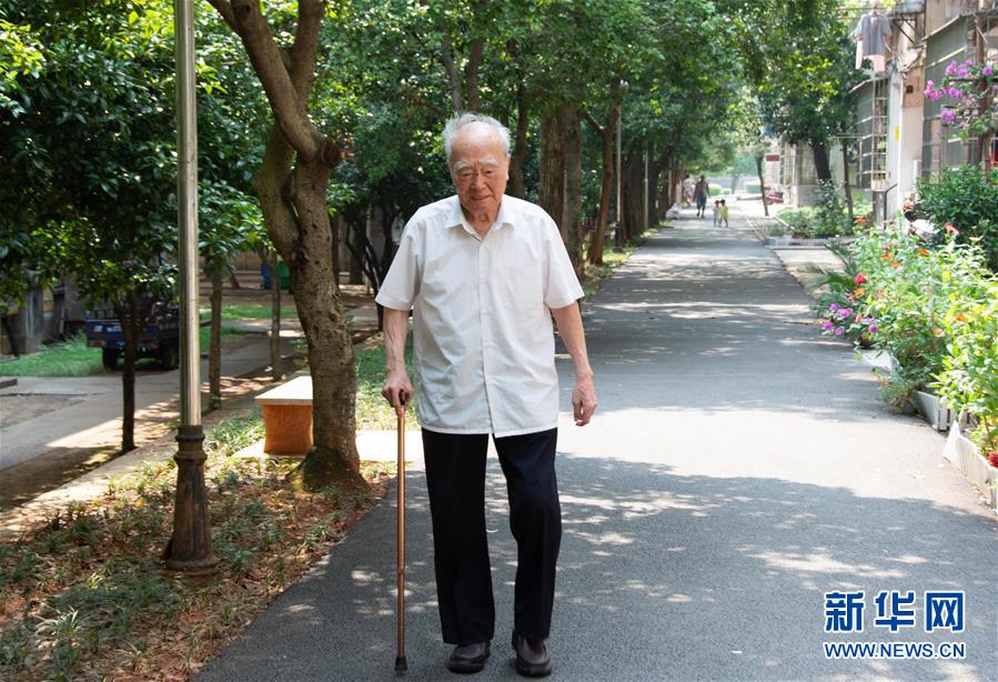 （新華全媒頭條&middot;圖文互動(dòng)）（9）滄海橫流 信仰彌堅(jiān)&mdash;&mdash;記共產(chǎn)黨員、湘潭大學(xué)九旬教授滄南