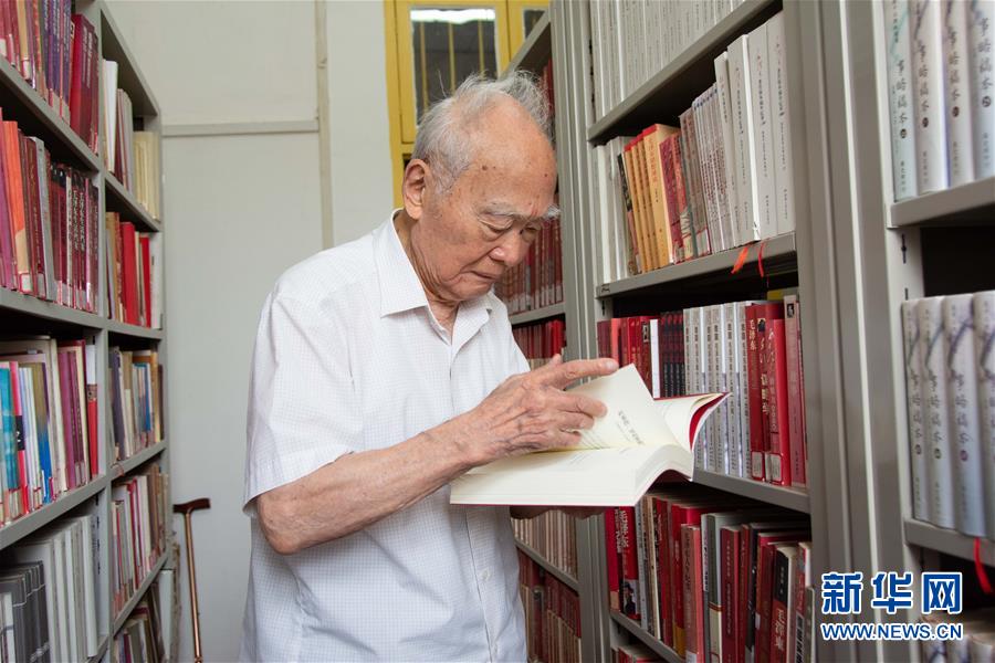 （新華全媒頭條&middot;圖文互動(dòng)）（6）滄海橫流 信仰彌堅(jiān)&mdash;&mdash;記共產(chǎn)黨員、湘潭大學(xué)九旬教授滄南