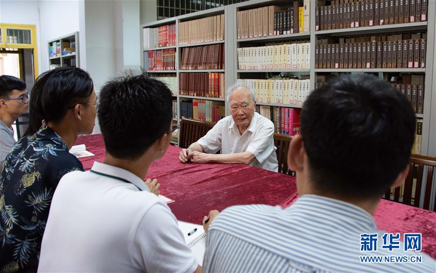 （新華全媒頭條&middot;圖文互動(dòng)）（4）滄海橫流 信仰彌堅(jiān)&mdash;&mdash;記共產(chǎn)黨員、湘潭大學(xué)九旬教授滄南