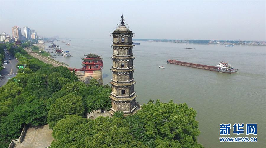 （在習(xí)近平新時(shí)代中國特色社會(huì)主義思想指引下&mdash;&mdash;新時(shí)代新作為新篇章&middot;總書記關(guān)切高質(zhì)量發(fā)展&middot;圖文互動(dòng)）（3）在藍(lán)天白云下&mdash;&mdash;污染防治攻堅(jiān)戰(zhàn)持續(xù)推進(jìn)