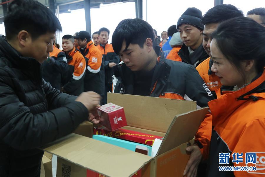 （圖文互動）（3）特寫：全國道德模范為&ldquo;快遞小哥&rdquo;送&ldquo;愛心禮包&rdquo;