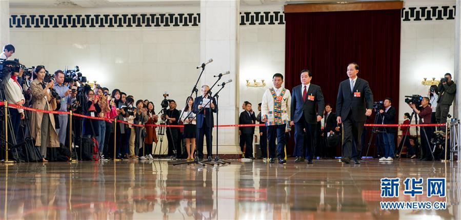 （兩會&middot;面對面）（13）全國人大代表接受采訪