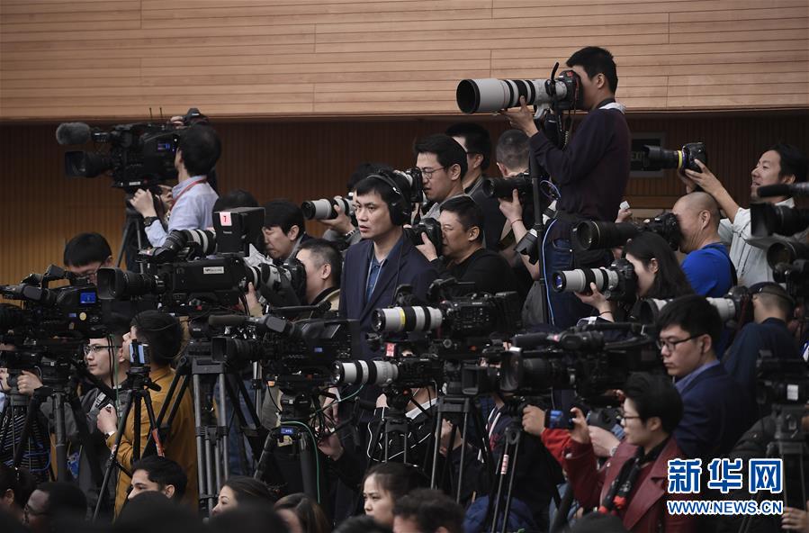 （兩會(huì)&middot;XHDW）（9）商務(wù)部部長鐘山等就&ldquo;促進(jìn)形成強(qiáng)大國內(nèi)市場(chǎng) 推動(dòng)全方位對(duì)外開放&rdquo;答記者問