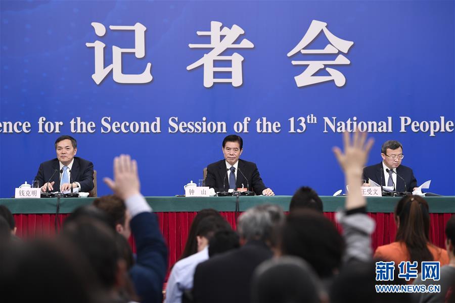 （兩會&middot;XHDW）（11）商務部部長鐘山等就&ldquo;促進形成強大國內(nèi)市場 推動全方位對外開放&rdquo;答記者問