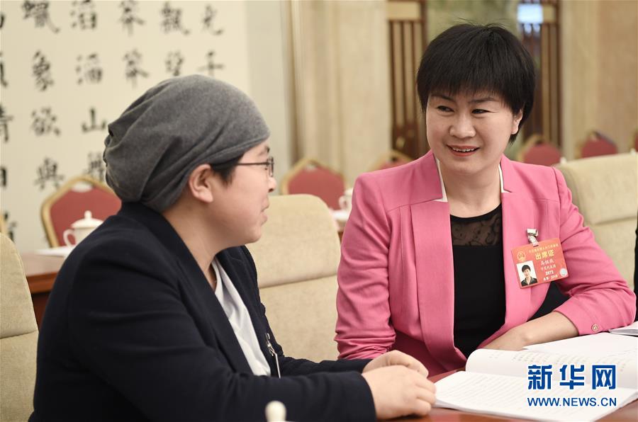 (兩會(huì)·圖片故事)(4)全國人大代表馬恒燕:讓城鄉(xiāng)學(xué)生共享“互聯(lián)網(wǎng)+教育”優(yōu)質(zhì)資源