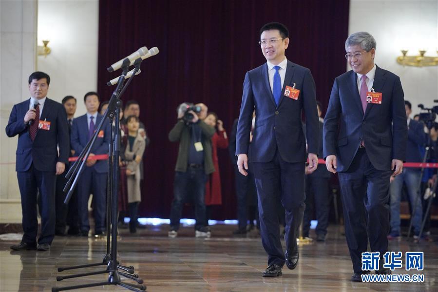 （兩會&middot;面對面&middot;XHDW）（1）全國政協委員接受采訪