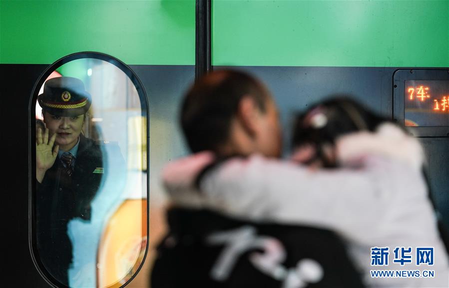 （新春走基層&middot;圖文互動(dòng)）（1）站臺(tái)上的&ldquo;兩塊表&rdquo;