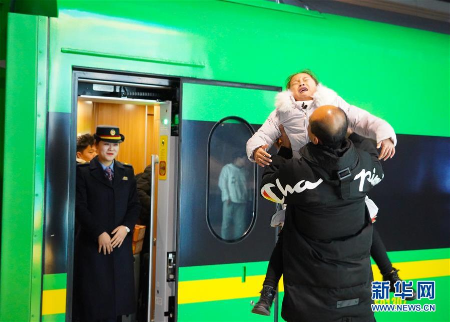 （新春走基層&middot;圖文互動(dòng)）（2）站臺(tái)上的&ldquo;兩塊表&rdquo;