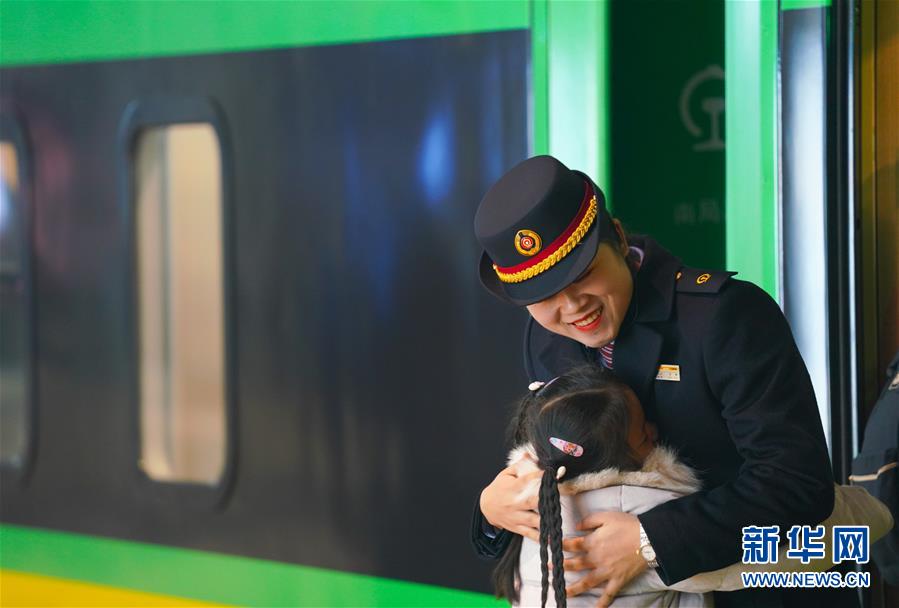 （新春走基層&middot;圖文互動(dòng)）（4）站臺(tái)上的&ldquo;兩塊表&rdquo;