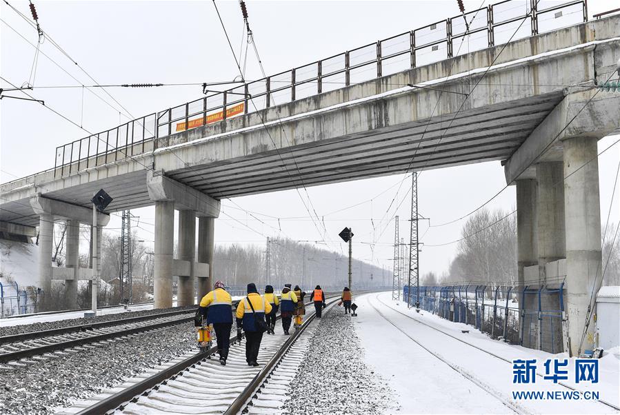 （新春走基層）（12）嚴(yán)寒下的&ldquo;鐵路醫(yī)生&rdquo;：風(fēng)雪中守護(hù)回家路