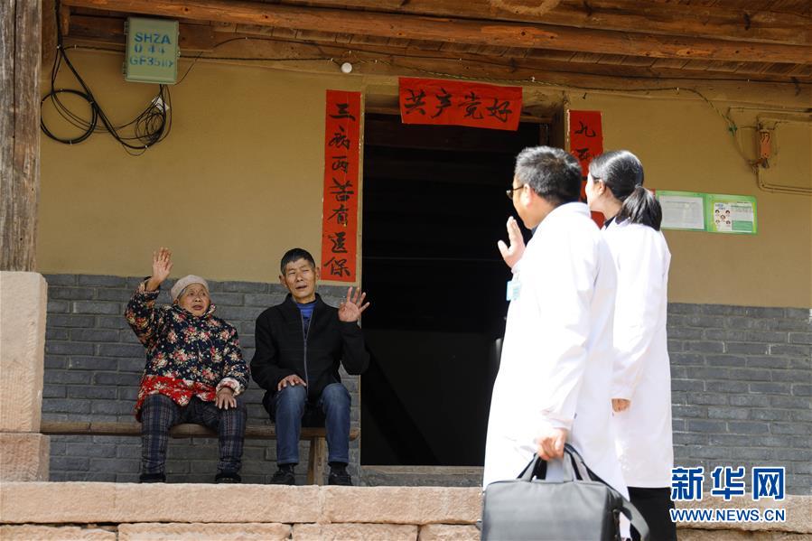 (新華全媒頭條·圖文互動)(1)為基層松綁減負 促干部擔(dān)當(dāng)作為——以習(xí)近平同志為核心的黨中央推進“基層減負年”工作綜述