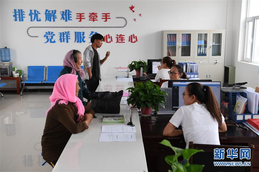 (新華全媒頭條·圖文互動)(4)為基層松綁減負 促干部擔(dān)當(dāng)作為——以習(xí)近平同志為核心的黨中央推進“基層減負年”工作綜述