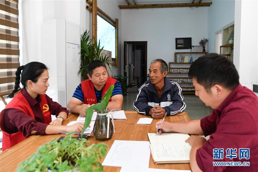 (新華全媒頭條·圖文互動)(6)為基層松綁減負 促干部擔(dān)當(dāng)作為——以習(xí)近平同志為核心的黨中央推進“基層減負年”工作綜述