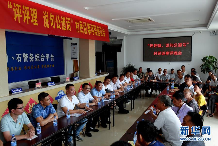 (新華全媒頭條·圖文互動)(8)為基層松綁減負 促干部擔(dān)當(dāng)作為——以習(xí)近平同志為核心的黨中央推進“基層減負年”工作綜述