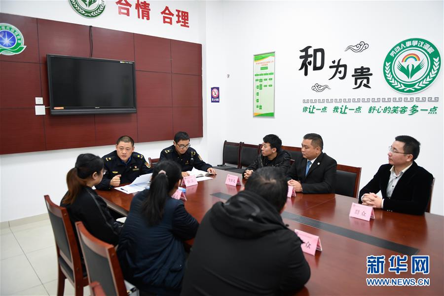 (新華全媒頭條·圖文互動)(10)為基層松綁減負 促干部擔(dān)當(dāng)作為——以習(xí)近平同志為核心的黨中央推進“基層減負年”工作綜述